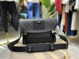 Picture of Louis Vuitton Mens Bags _SKUfw107709545fw